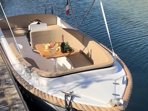 Location bateau SZKUTNICZY ZAKLAD KRUGER DELTA EE 485 à Mandelieu-la-Napoule sur Samboat