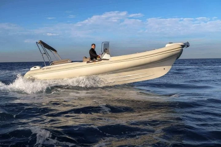 Semi-rigide à louer à Cogolin au meilleur prix
