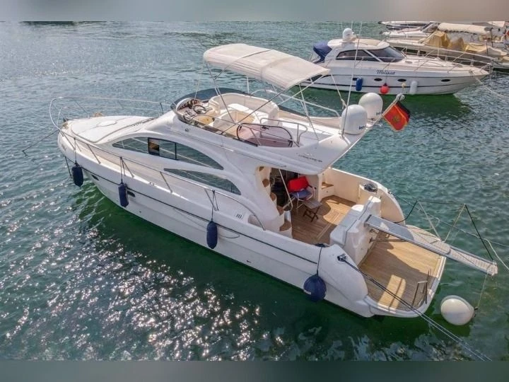 Location Bateau à moteur Azimut avec permis