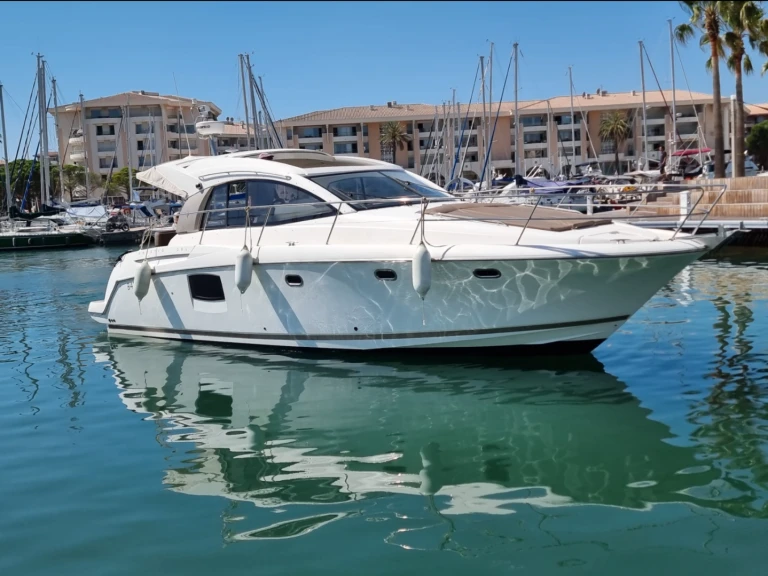 Jeanneau Prestige 38 S a louer à Saint-Jean-Cap-Ferrat