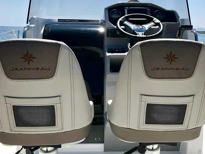 Location Bateau à moteur à Antibes - Jeanneau Cap Camarat 6.5 Style