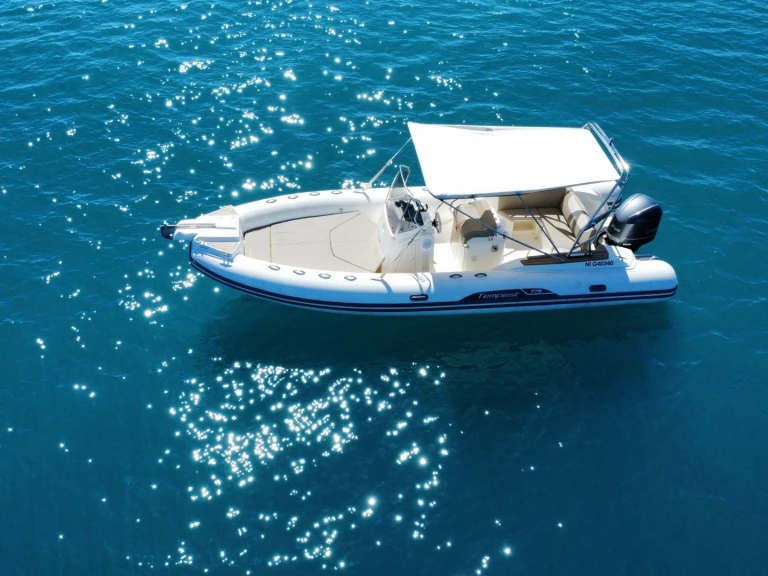 Louer Semi-rigide avec ou sans skipper Capelli à Antibes