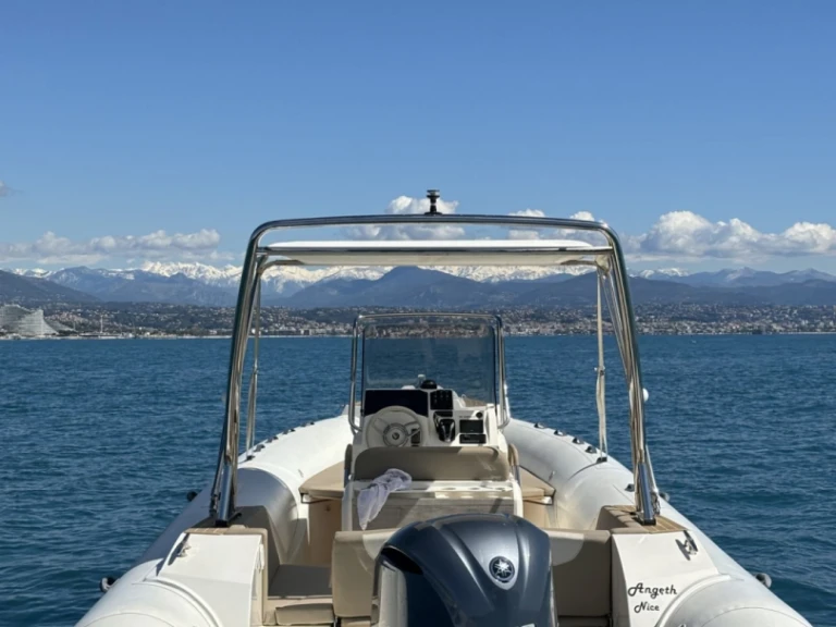 Semi-rigide à louer à Antibes au meilleur prix