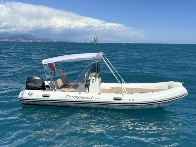 Louer Semi-rigide avec ou sans skipper Capelli à Antibes