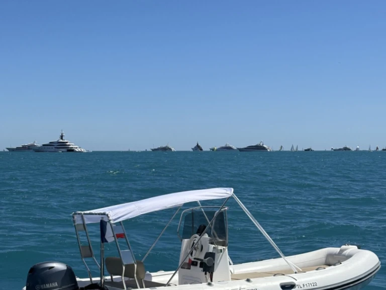 Semi-rigide à louer à Antibes au meilleur prix