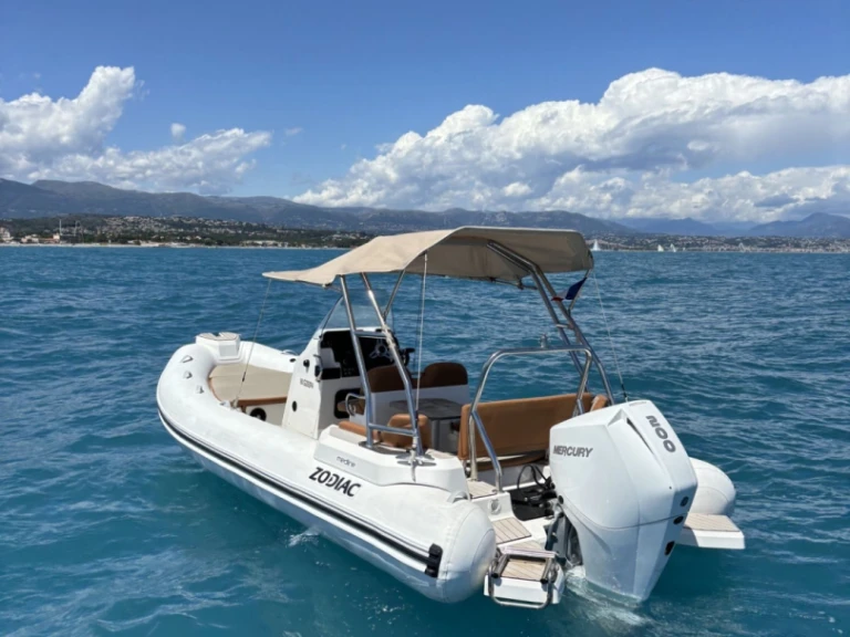 Louer Semi-rigide avec ou sans skipper Zodiac à Antibes