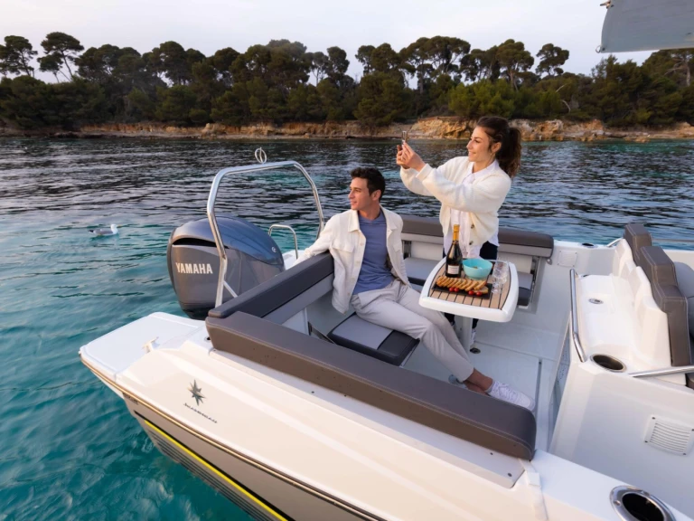 Louer Bateau à moteur avec ou sans skipper Jeanneau à Antibes