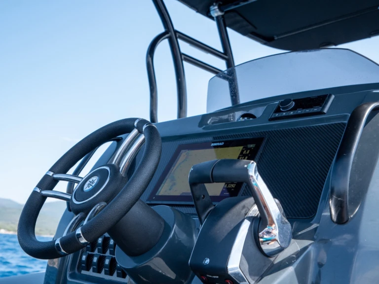 Bateau à moteur à louer à Porto Pollo au meilleur prix