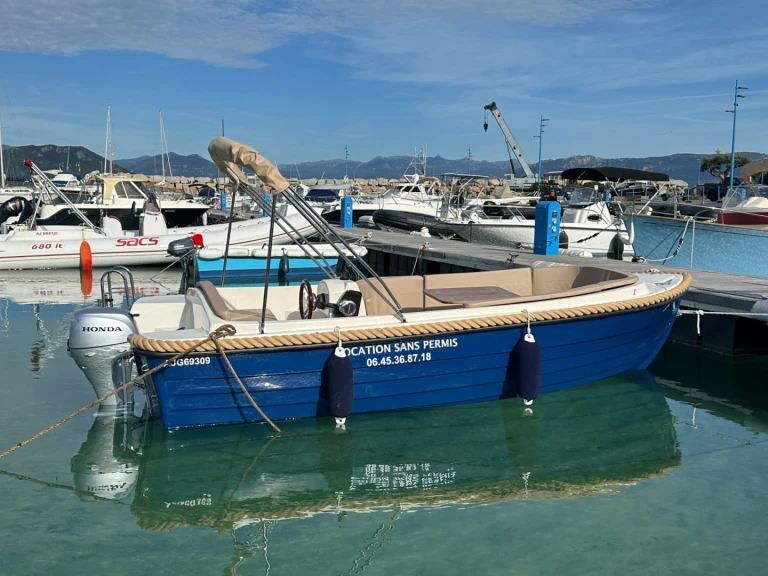 Bateau à moteur à louer à Porto Pollo au meilleur prix