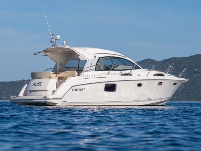 Louer Bateau à moteur avec ou sans skipper Jeanneau à Porto Pollo