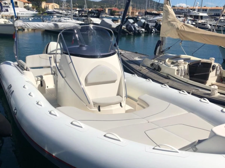 Semi-rigide à louer à Port Grimaud au meilleur prix