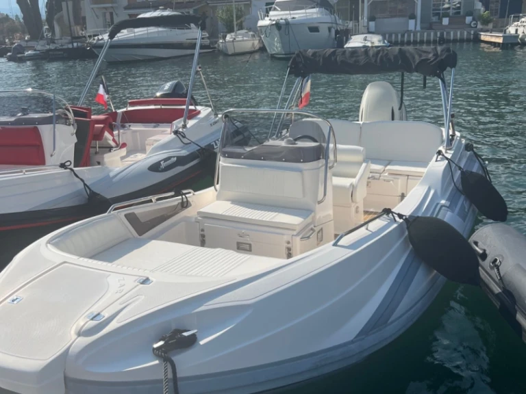 Zar Zar 57 a louer à Port Grimaud
