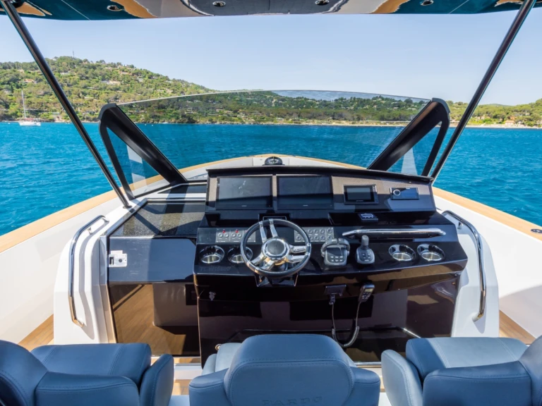 Louer Bateau à moteur avec ou sans skipper Pardo Yachts à Port Grimaud
