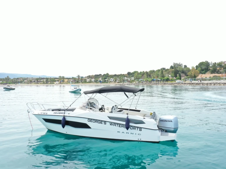 Location Bateau à moteur à Latchi - Karnic KARNIC 701 SL