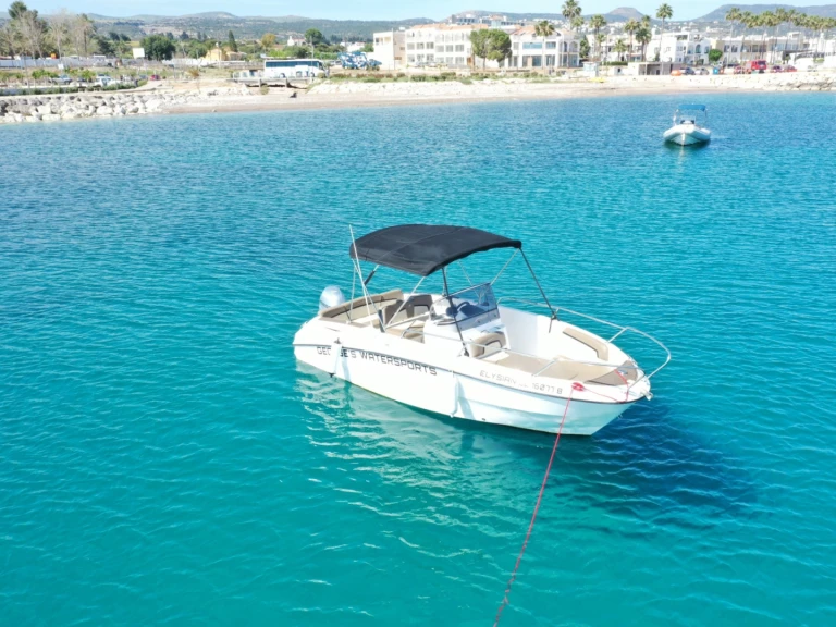 Bateau à moteur à louer à Latchi au meilleur prix