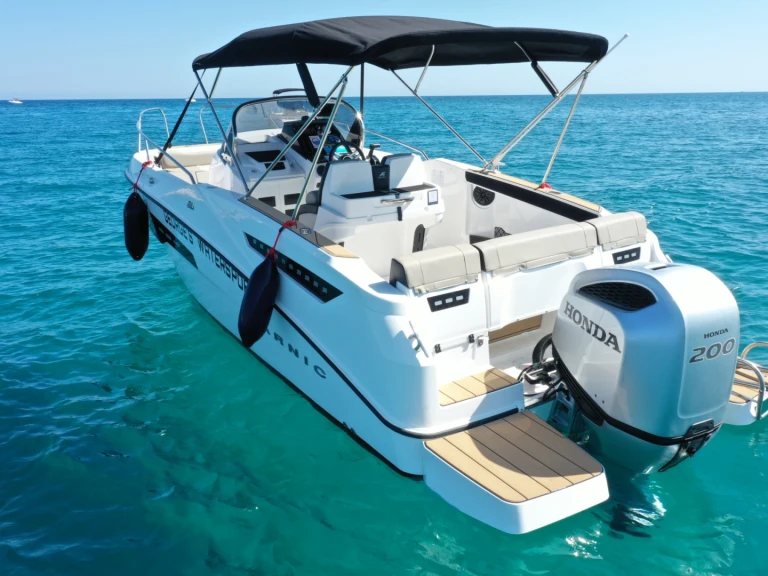 Location Bateau à moteur Karnic avec permis