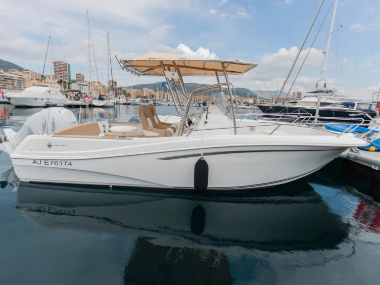 Bénéteau Cap Camarat 7.5 CC a louer à Ajaccio