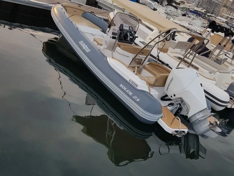 Louer Semi-rigide avec ou sans skipper Salpa à Ajaccio