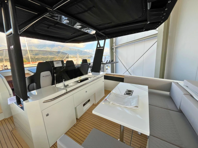 Location Bateau à moteur DE ANTONIO Yachts avec permis