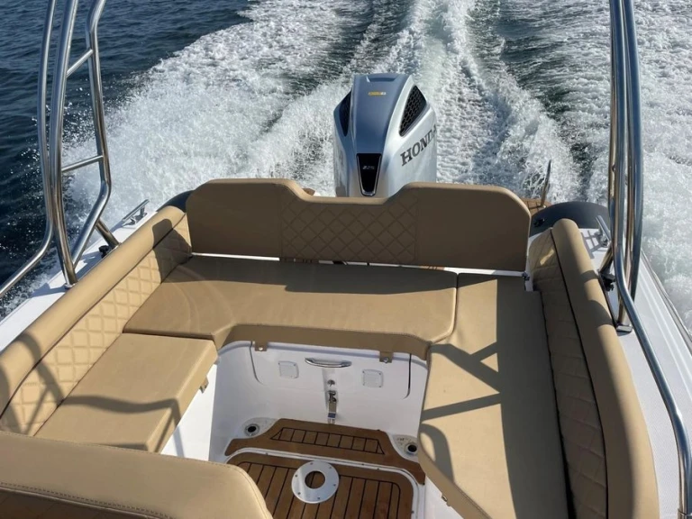 Louer Semi-rigide avec ou sans skipper Salpa à Cogolin