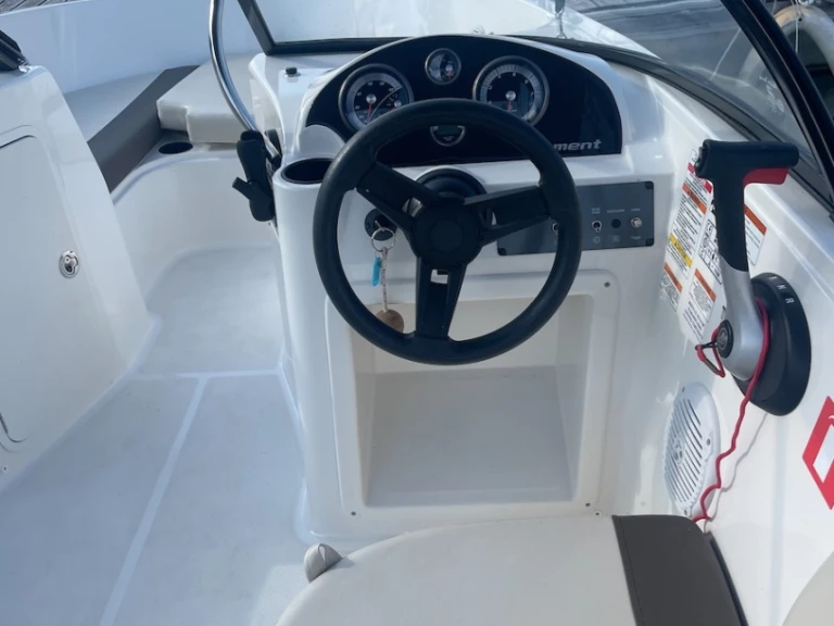 Louer Bateau à moteur avec ou sans skipper Bayliner à Aix-les-Bains