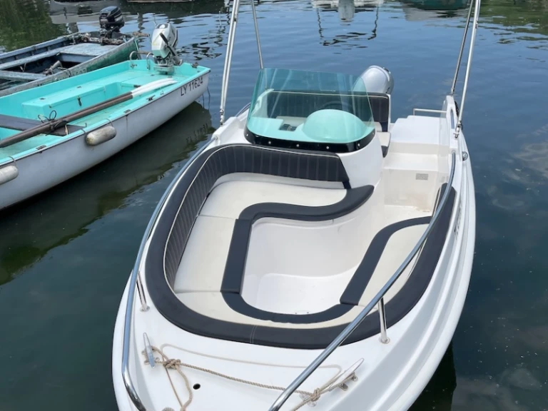 Bateau à moteur à louer à Aix-les-Bains au meilleur prix