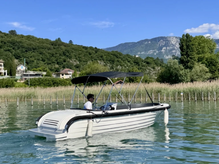 Bateau à moteur à louer à Aix-les-Bains au meilleur prix