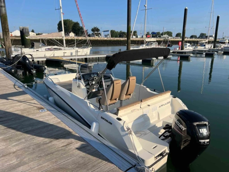Bateau à moteur à louer à Ouistreham au meilleur prix