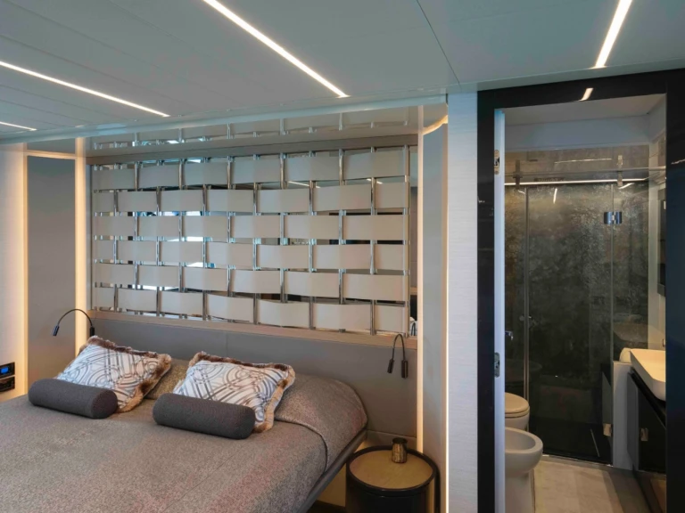 Location bateau Saint-Tropez pas cher PERSHING 70