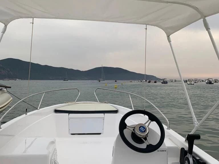 Location Bateau à moteur B2 Marine avec permis