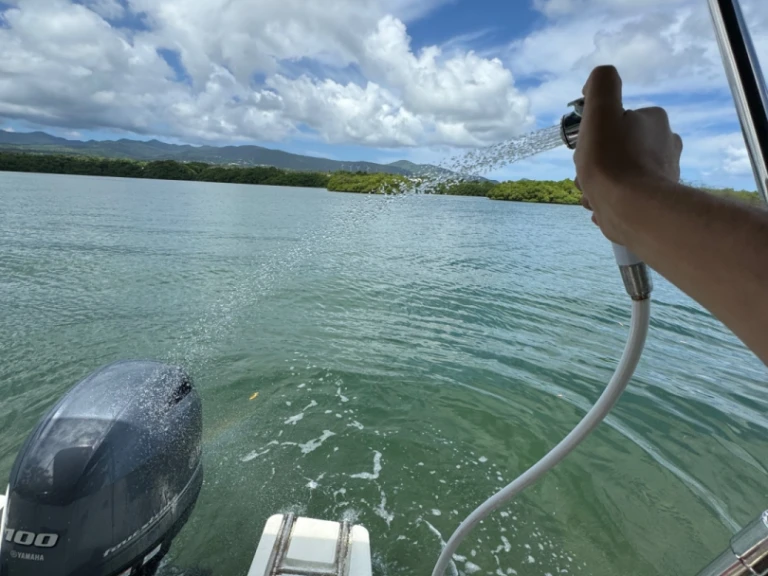 Bateau à moteur à louer à Sainte-Rose au meilleur prix