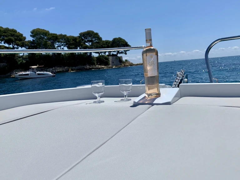 Louer Bateau à moteur avec ou sans skipper Jeanneau à Antibes