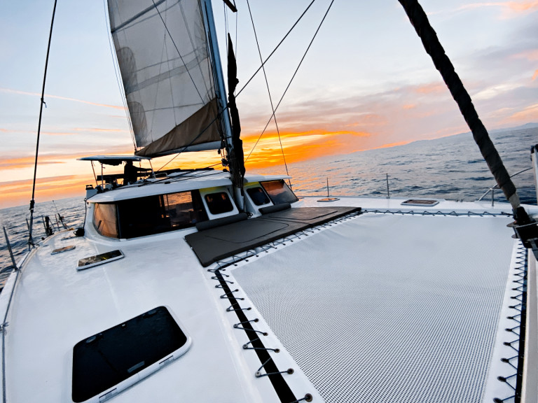 Location bateau Fountaine Pajot Helia 44 à Sant Antoni de Portmany sur Samboat