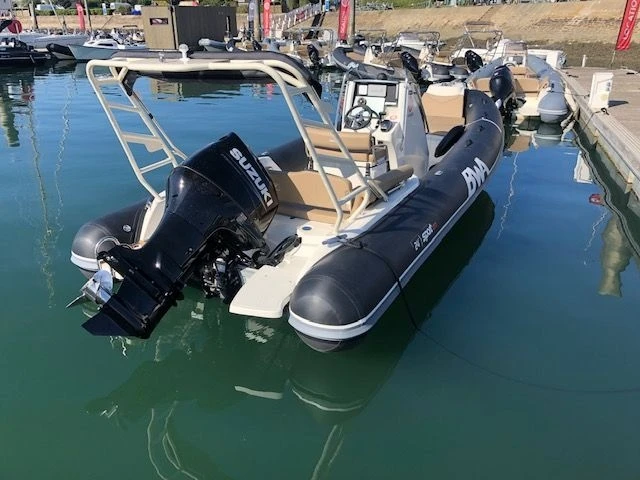 Semi-rigide à louer à La Trinité-sur-Mer au meilleur prix