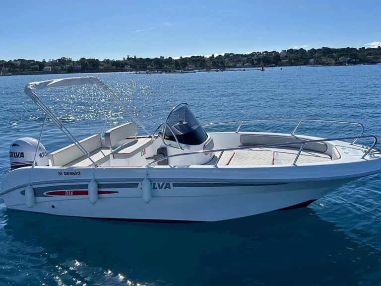 Bateau à moteur à louer à Antibes au meilleur prix