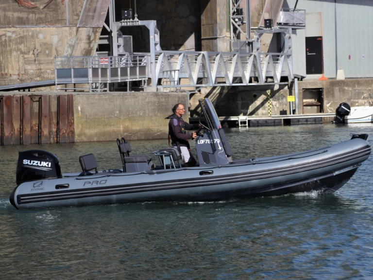 Louer Semi-rigide avec ou sans skipper Zodiac à Port-Louis