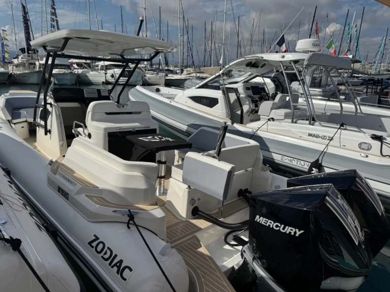 Louer Semi-rigide avec ou sans skipper Zodiac à Propriano