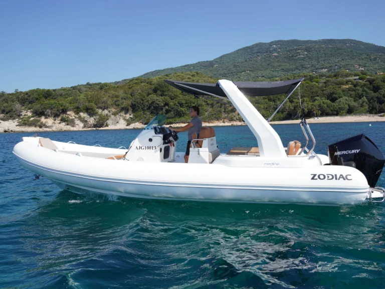 Louer Semi-rigide avec ou sans skipper Zodiac à Propriano