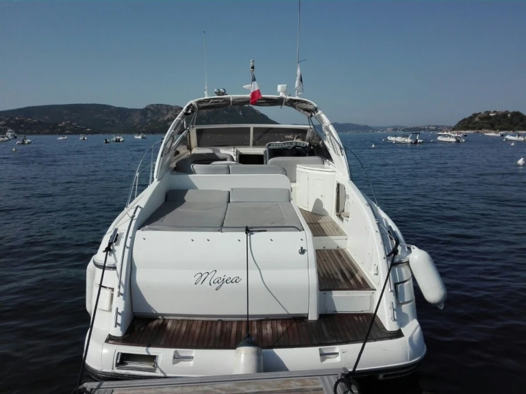 Louez un Princess Princess V42 à Porto-Vecchio