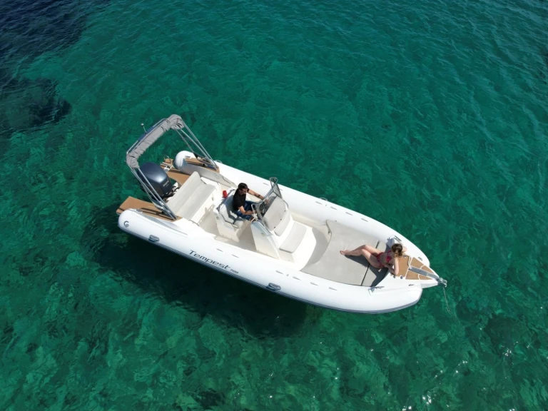 Location Semi-rigide à Porto-Vecchio - Capelli Tempest 700