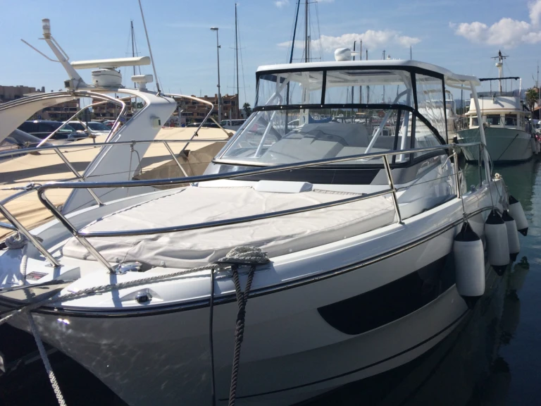 Jeanneau Cap Camarat 10.5 WA a louer à Cogolin