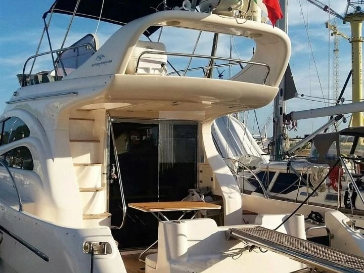 Location bateau Azimut Azimut 42 à Cogolin sur Samboat