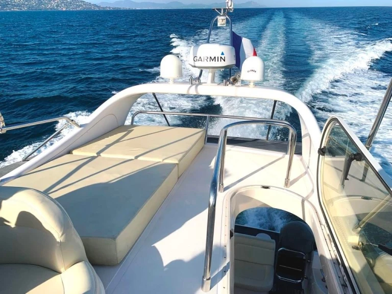 Louer Bateau à moteur avec ou sans skipper Azimut à Cogolin