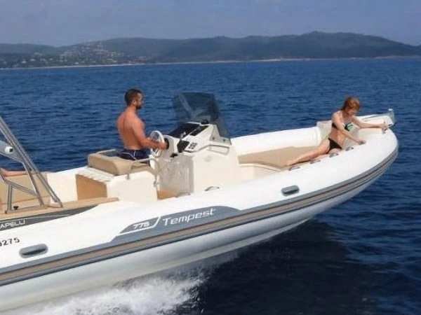 Location Semi-rigide Capelli avec permis