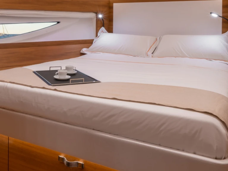 Location bateau Beaulieu-sur-Mer pas cher Solaris 47