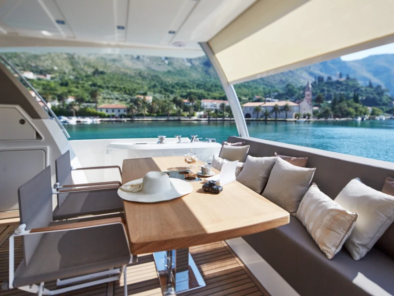 Prestige Prestige 680 a louer à Antibes