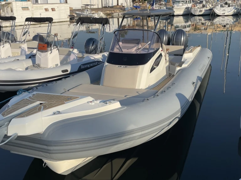 Bateau à moteur à louer à Saint-Cyprien-Plage au meilleur prix