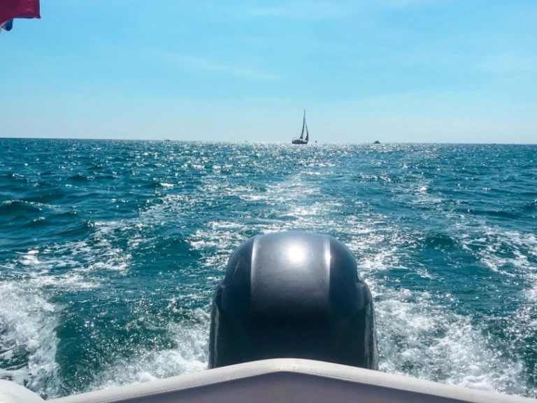 Semi-rigide à louer à Saint-Cyprien-Plage au meilleur prix