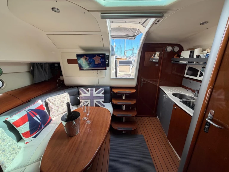 Location bateau Jeanneau Prestige 34 Open à Beaulieu-sur-Mer sur Samboat