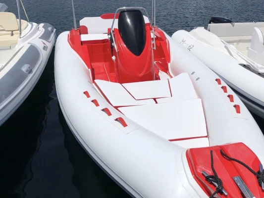 Bateau à moteur à louer à Porto Rotondo au meilleur prix